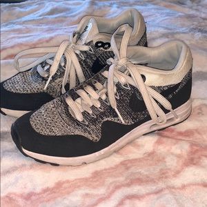 Nike air max women’s shoes